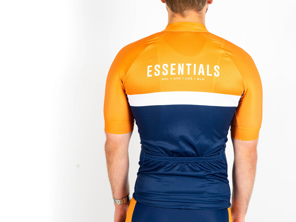 Un maillot de cyclisme personnalisé de marque lors d'une sortie d'entreprise, illustrant comment adapter la coupe à l'activité