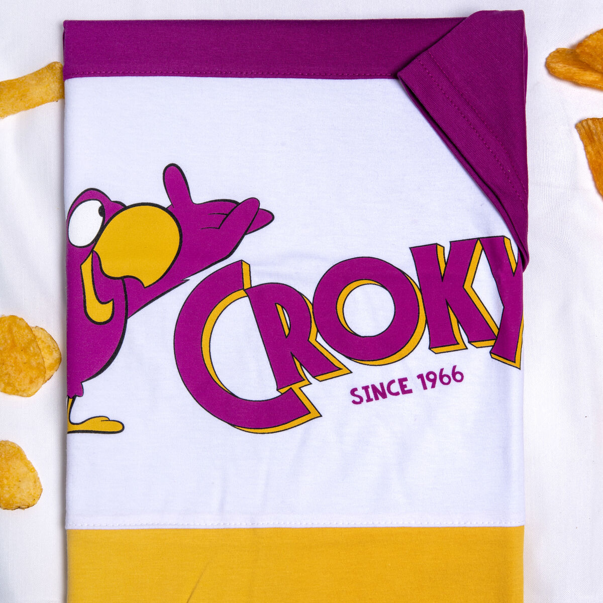 Gros plan sur un t-shirt imprimé issu d'une collection de goodies d'entreprise, le produit au bout de la chaîne d'une boutique de goodies