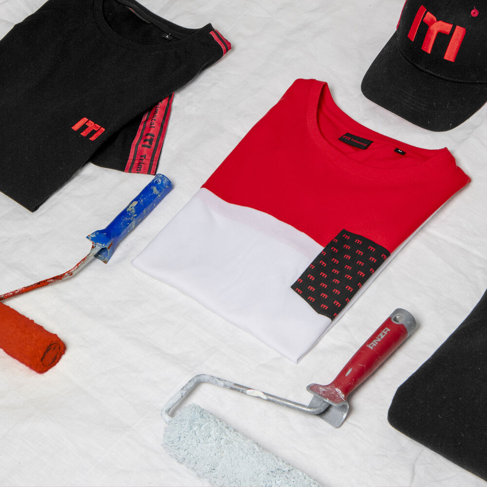 Detalle de una prenda de ropa laboral de marca con un acabado limpio, la diferencia entre calidad y ropa desechable