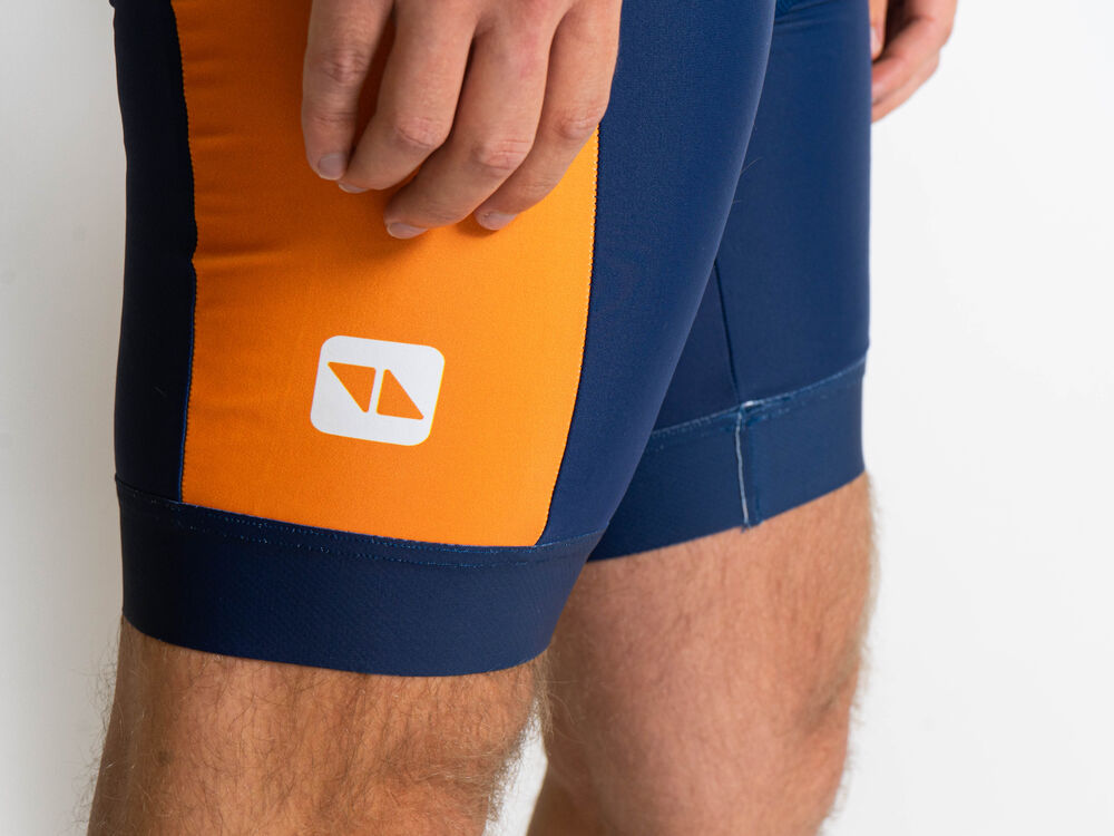 Nahaufnahme eines vollfarbig sublimierten individuellen Radtrikots, das Markenfarben und ein Muster zeigt, das sauber über den Stoff läuft, die Art ausdrucksstarken Designs, das Radbekleidung erlaubt
