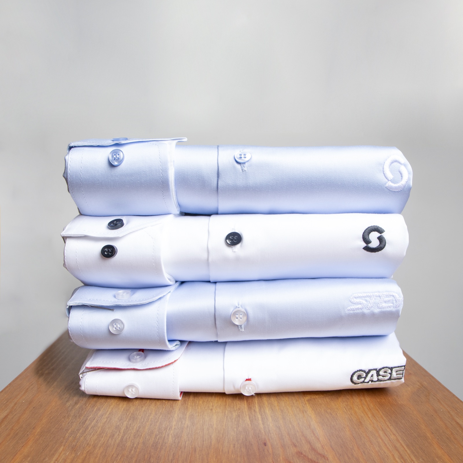 Una camisa de marca para un equipo de ventas, el look reconocible del equipo de stand para una feria