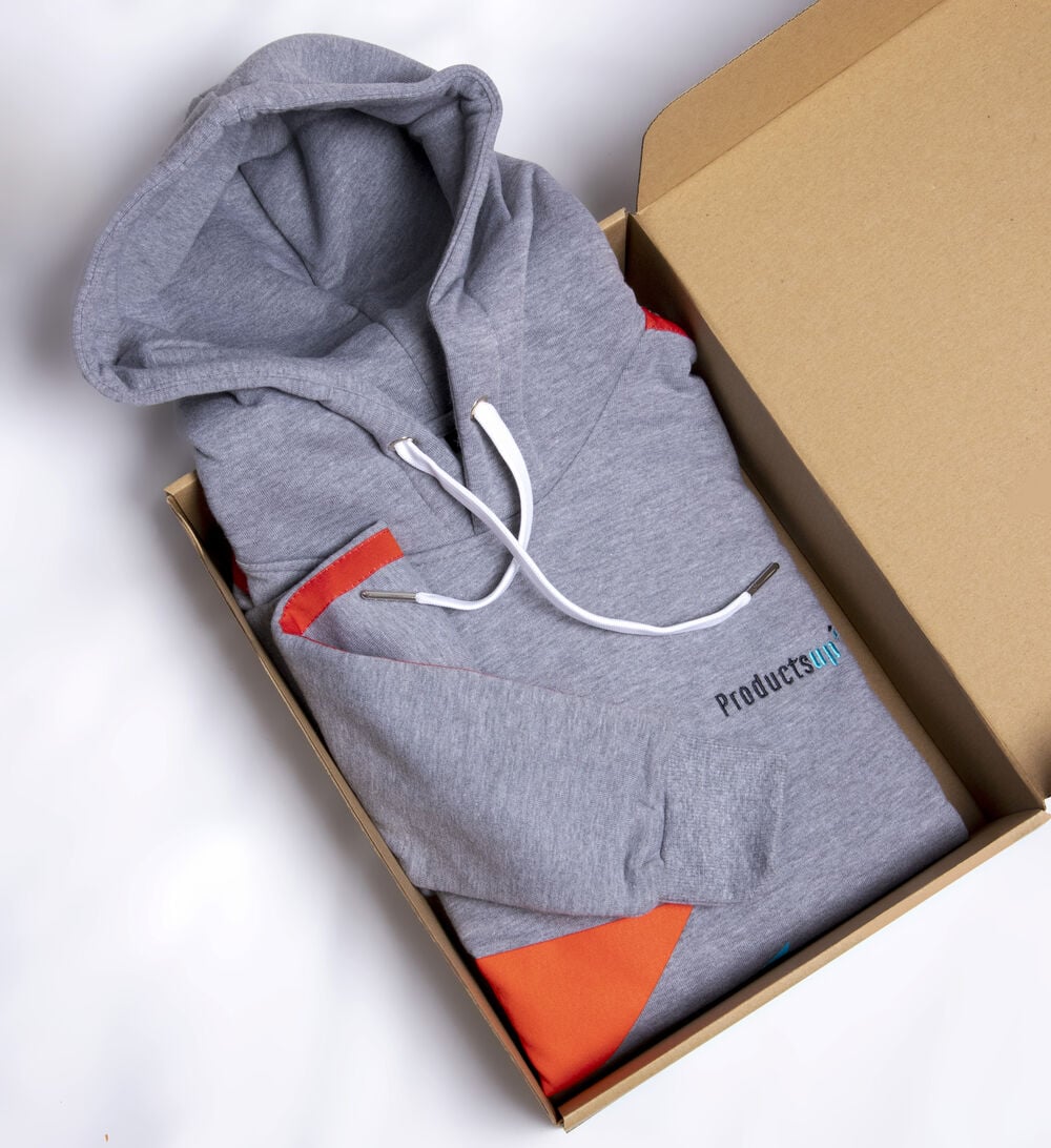 Bedrijfskleding met logo: een hoodie met geborduurd logo en merkkleuren in de voering, verpakt voor een medewerker