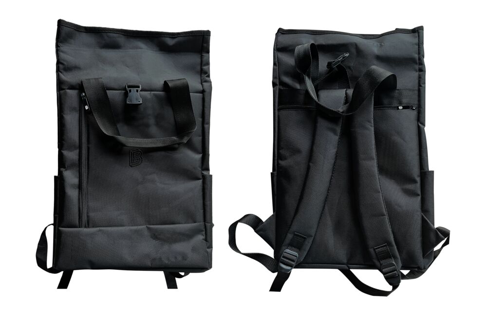 De custom rolltop-rugzak van Bitpanda getoond van voren en van achteren, met schouderbanden gemaakt van autogordelmateriaal als centraal ontwerpelement