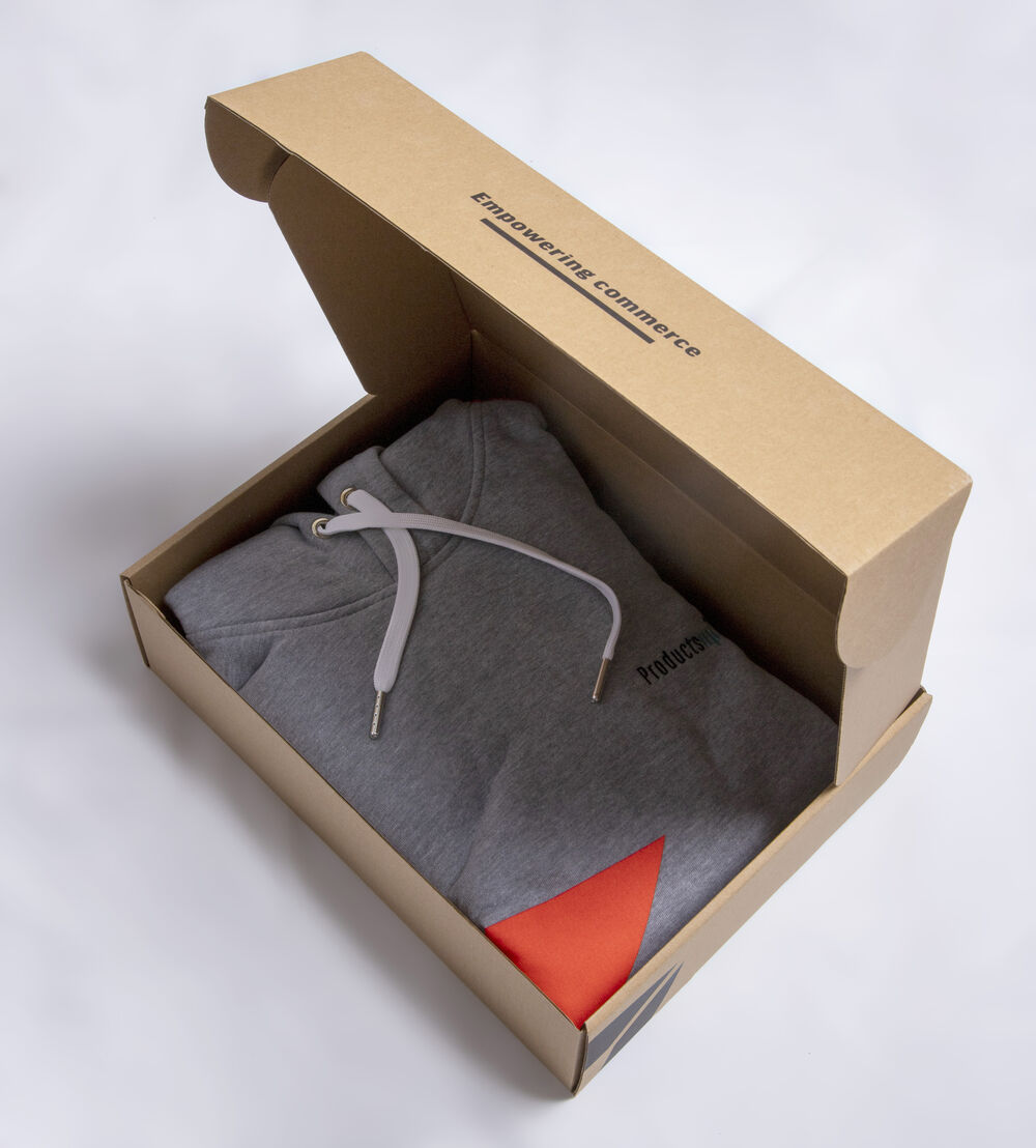 Een geopende bedrukte geschenkdoos met premium inhoud, illustreert een samengesteld klantendankgeschenk