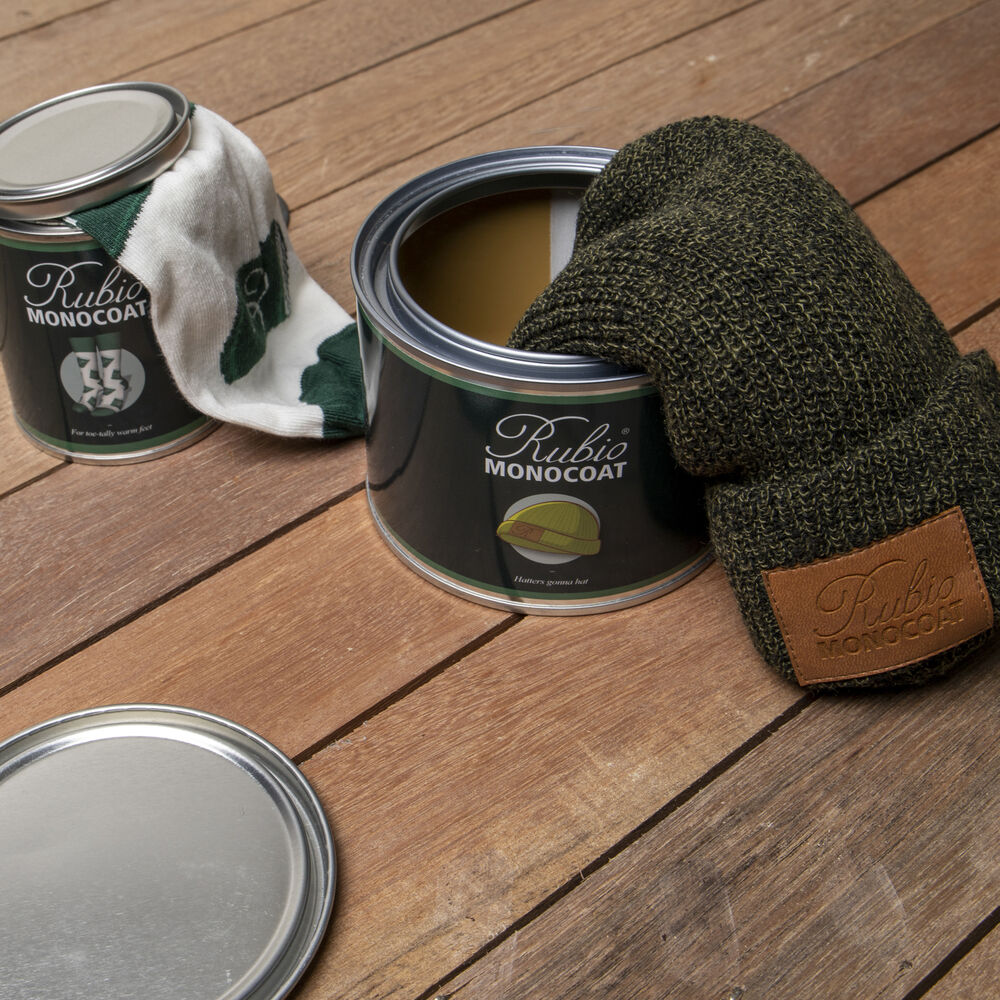 Un gorro de punto de marca que muestra un bordado que conserva la forma del logotipo