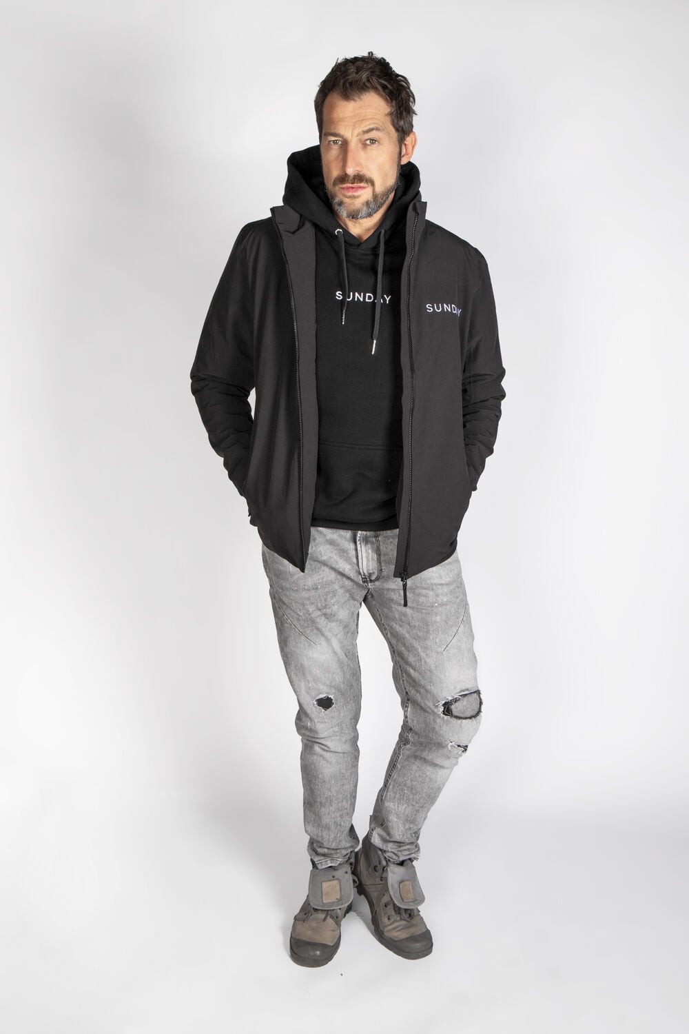 Une veste personnalisée décontractée avec une marque brodée discrète, la décoration de référence pour les vêtements d'extérieur