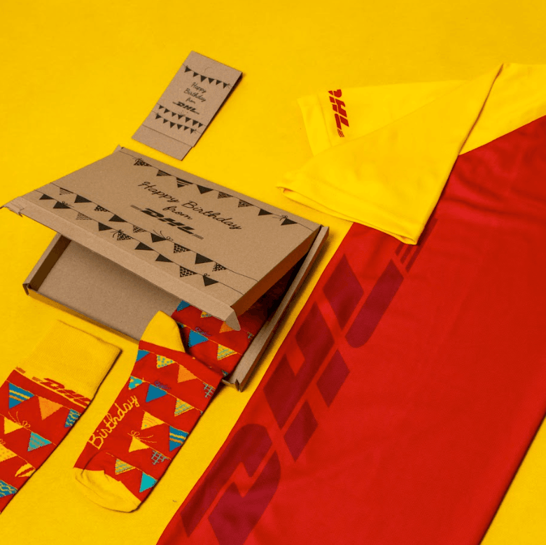 42. DHL: Geburtstag: Feiern Sie die Geburtstage Ihrer Mitarbeiter mit einem personalisierten Geschenk, das Ihre Wertschätzung für ihre Anwesenheit im Unternehmen zeigt.