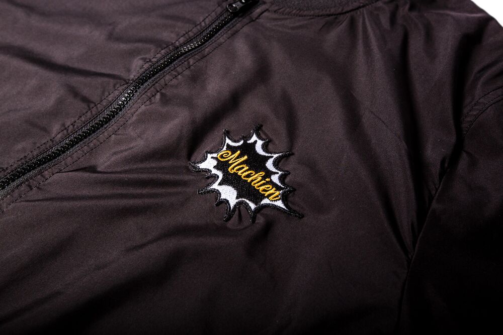 Een gebrand jasje met een geborduurde patch, herkenbare teamkleding voor events