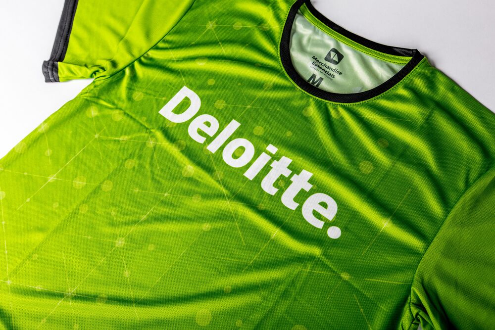 Detail individueller Sportbekleidung mit reflektierender und leichter Veredelung, geeignet für Laufen und Radfahren bei schwachem Licht
