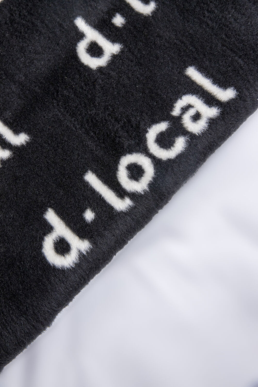 Custom gebrande deken voor dLocal van Sunday, een gecertificeerde in de EU gemaakte deken die lang meegaat in plaats van een dunne wegwerpdeken