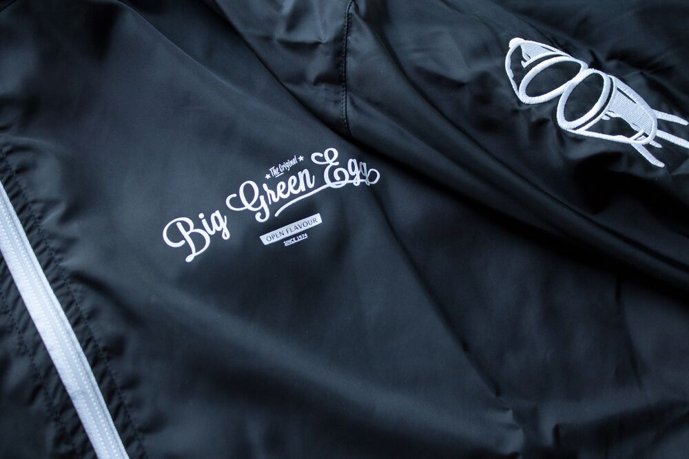 Un cortavientos con marca y decoración discreta, el diseño de chaqueta personalizada del día a día al que la mayoría de las empresas deberían recurrir primero