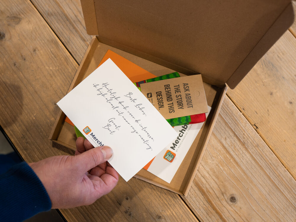 Una caja de regalo de marca preparada para el envio como parte de un flujo de regalo automatizado