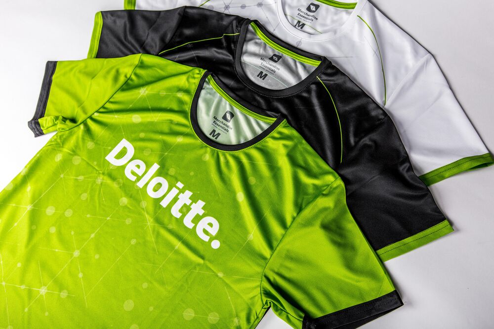 Ein sublimiertes individuelles Sporttrikot mit einem durchgehenden Design, das zeigt, wie die Sublimation das Design in das Gewebe druckt