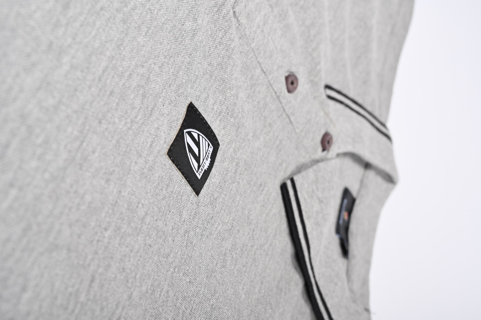 Un polo personalizado con logo en un corte equilibrado, la base de un buen diseño