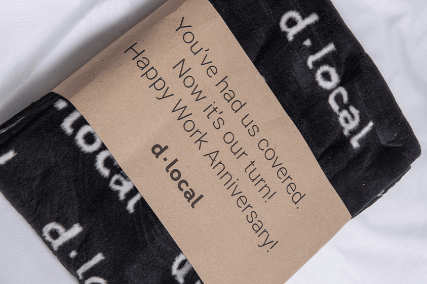 43. D-local: Firmenjubiläen: Würdigen Sie die Firmenjubiläen Ihrer Mitarbeiter mit einem einzigartigen Geschenk, das ihre Beiträge zum Unternehmen hervorhebt.