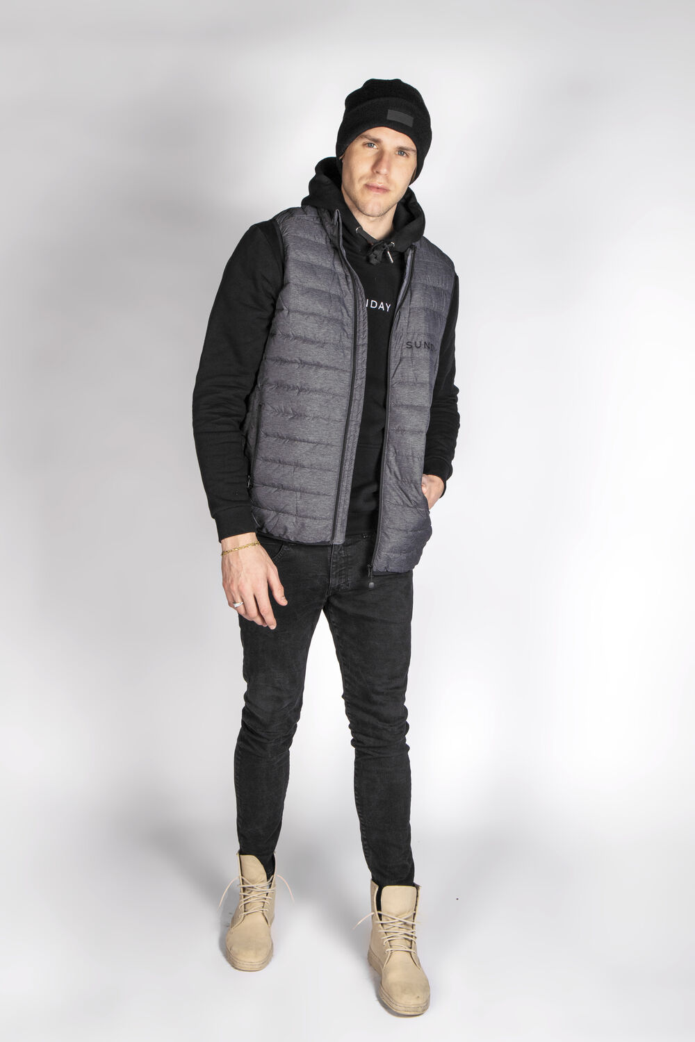 Un chaleco personalizado con un pequeño logo en el pecho, una capa ligera que funciona sobre una camisa, polo, jersey o sudadera