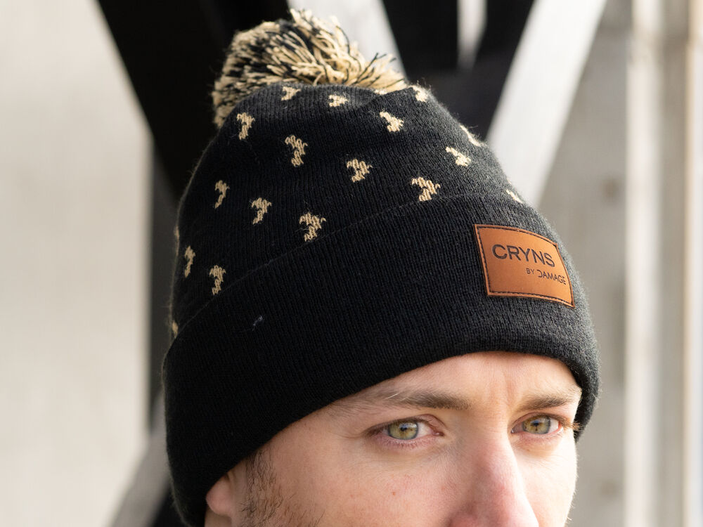 Ein Beispiel für ein dezentes hochwertiges individuelles Beanie-Design in einer tragbaren gedeckten Farbe mit kleinem Logo