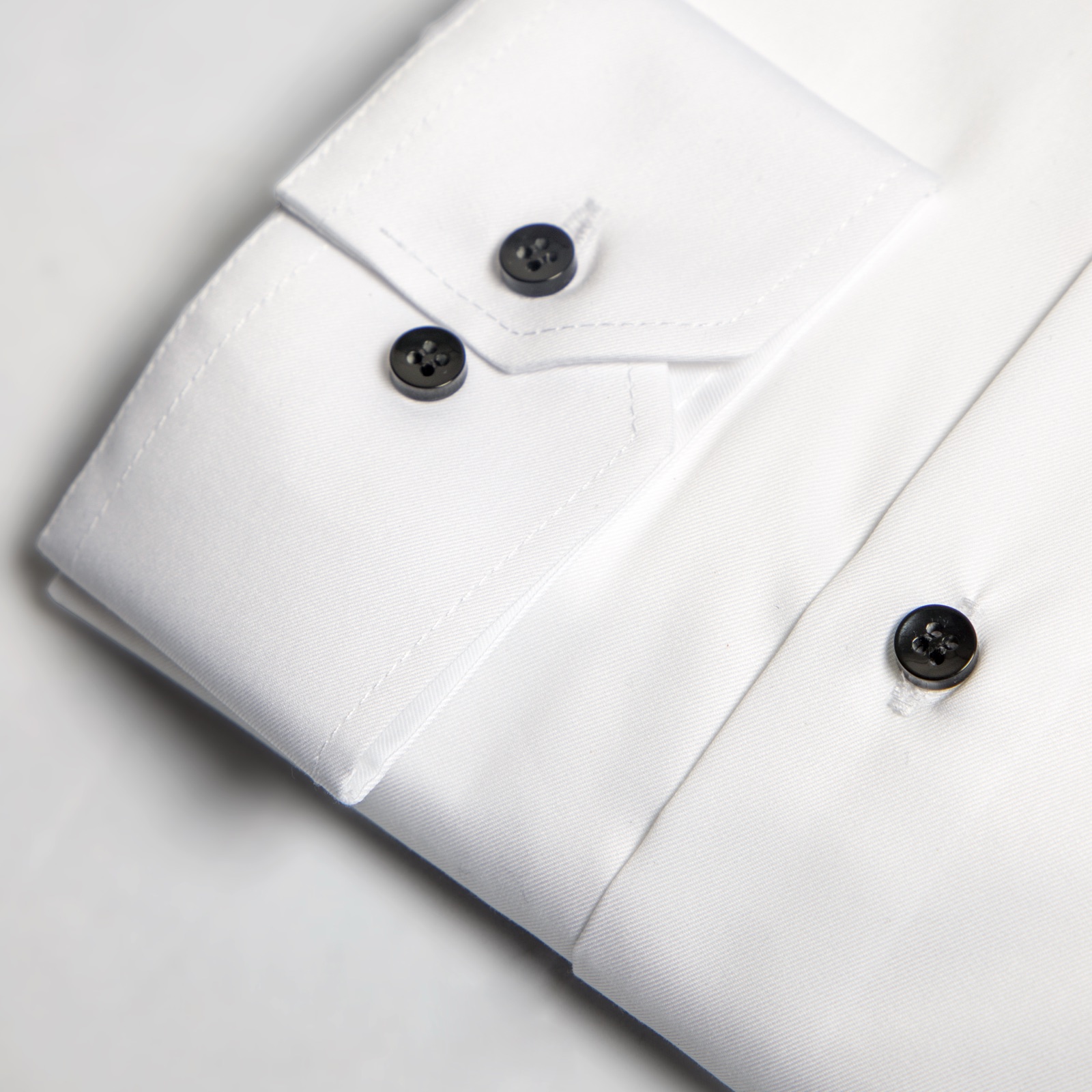 Una camisa de vestir con marca Sunday llevada por un equipo de ventas coordinado