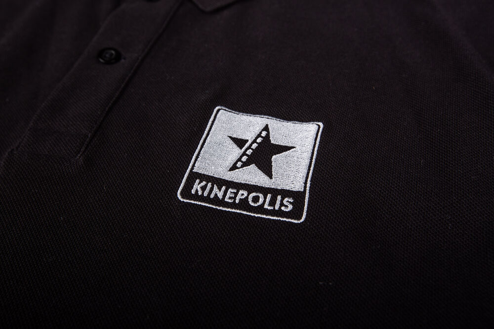 Un polo de marque utilisé comme merch d'ambassadeur, illustrant des vêtements exclusifs offerts comme récompense de palier dans un programme de parrainage