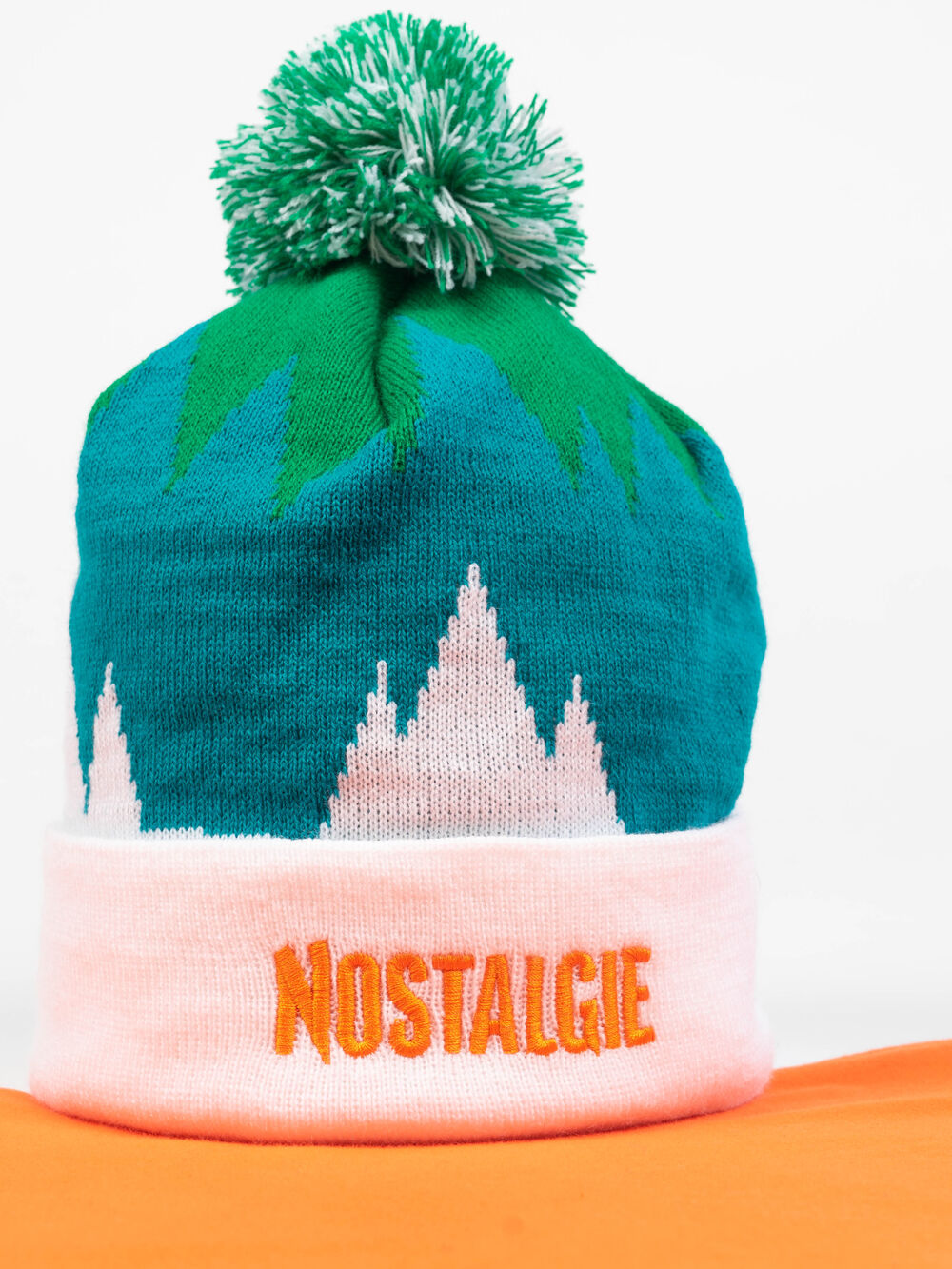 Eine dezent gebrandete Strick-Beanie in einer tragbaren Farbe, die Premium-Richtung, die Menschen selbst tragen wollen