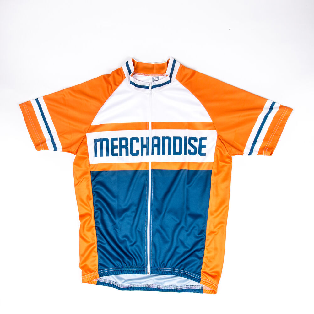 Un maillot de sport personnalisé sublimé en quadrichromie où le motif court sur tout le vêtement, illustrant pourquoi la sublimation surpasse l'impression et la broderie pour les vêtements de sport personnalisés