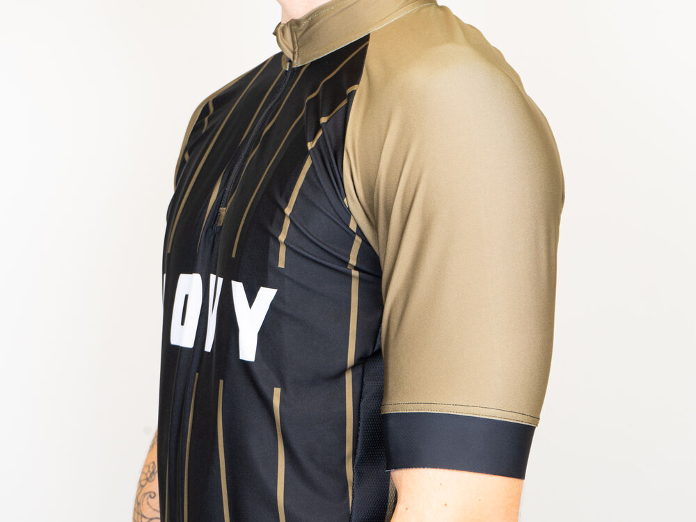 Ein individuelles Marken-Radtrikot bei einer Firmenausfahrt, das zeigt, wie Unternehmen individuelle Sportbekleidung für Radsport-Events und Challenges einsetzen