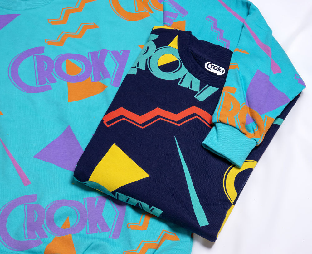 Ropa corporativa con logo: decoracion en una sudadera personalizada como diferencia entre producto de catalogo y ropa de marca