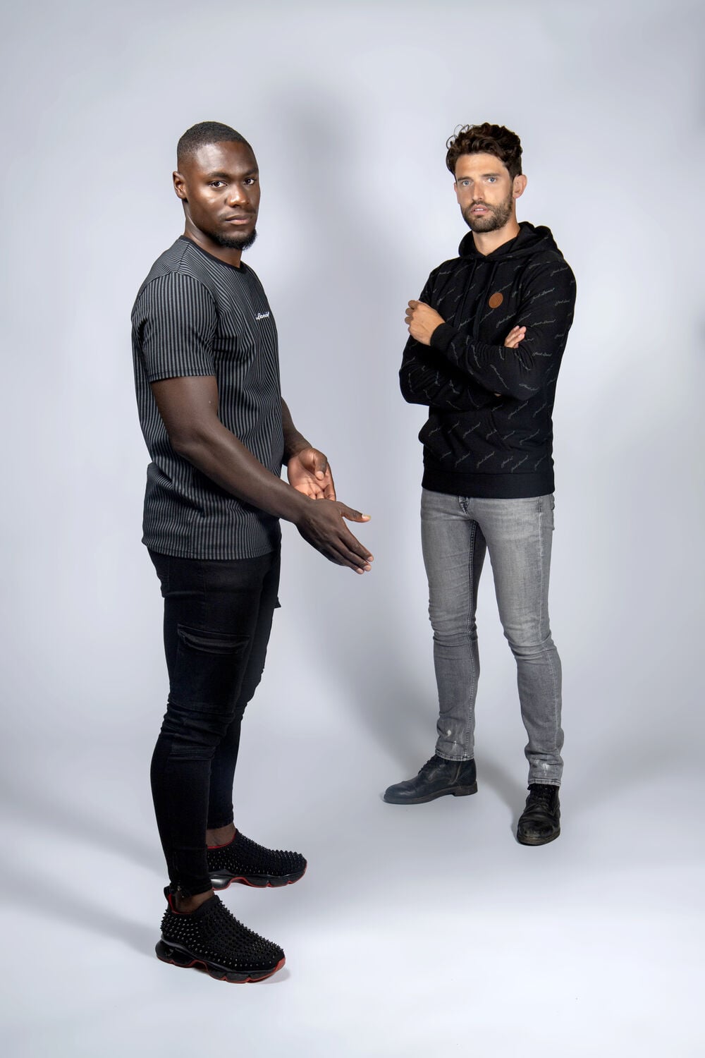 Bedrijfskleding als modecollectie: twee medewerkers in gebrande kleding met eigen patronen en snit, geen standaard bedrukte blanks
