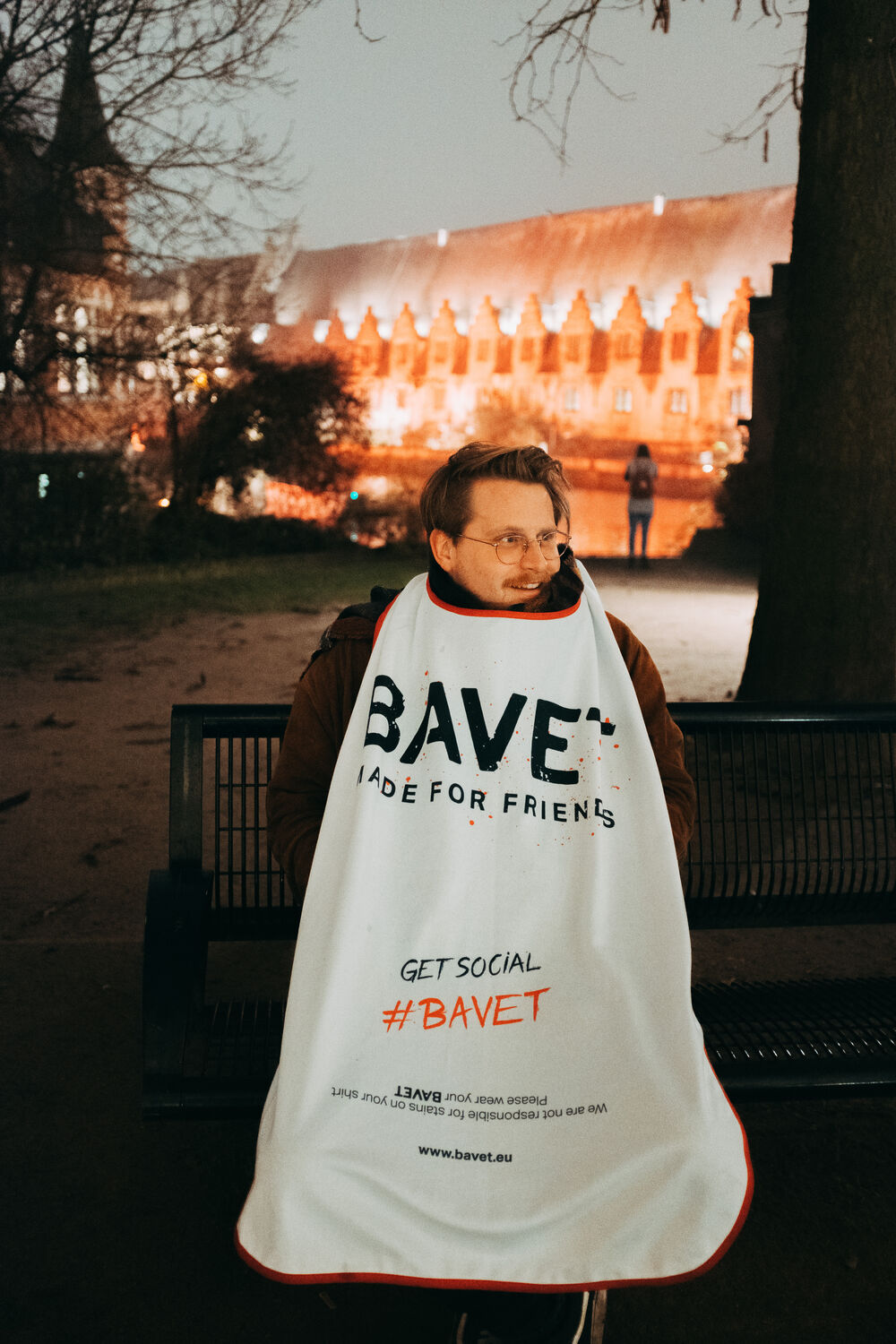 Individuelle Markendecke für Bavet im realen Einsatz gezeigt, eine Firmendecke mit gesticktem Logo