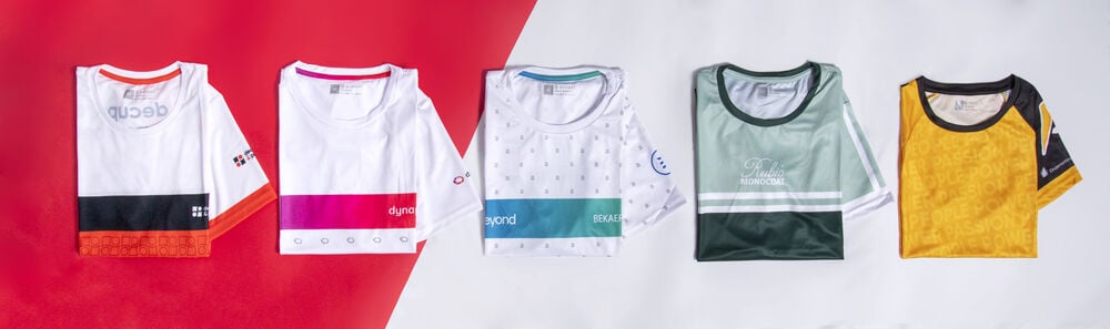 Een bedrukte sportcollectie van een bedrijf met shirts en uitrusting, een voorbeeld zoals Zalando's multi-marathonprogramma