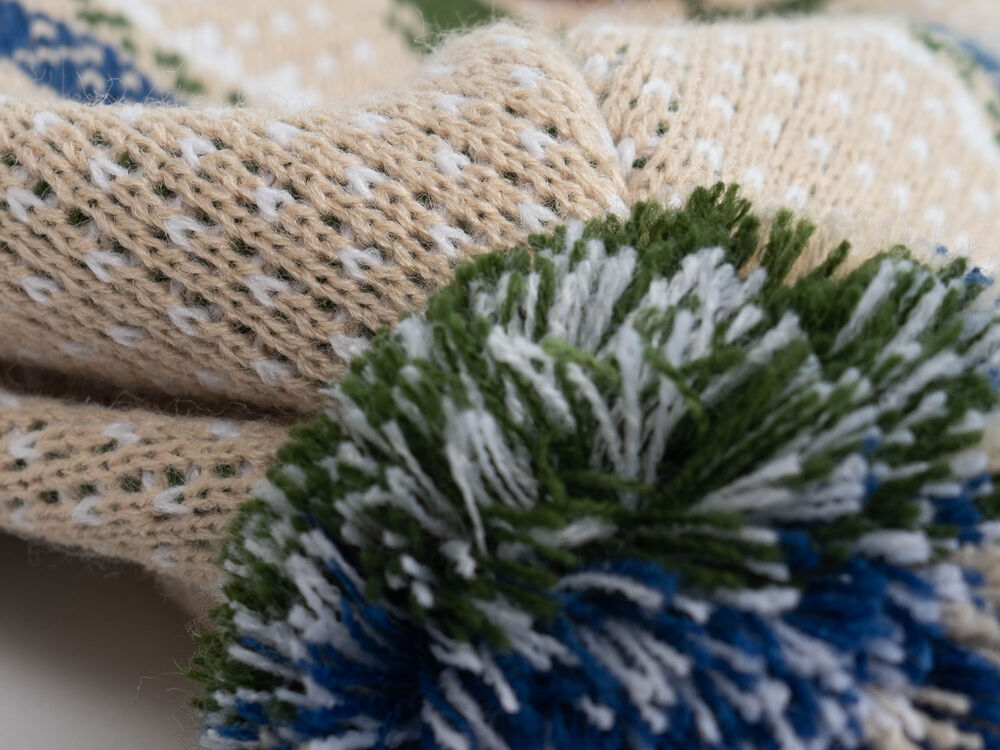 Un primer plano de un gorro de punto que muestra la vuelta y el ajuste, la calidad de confección que decide el uso repetido