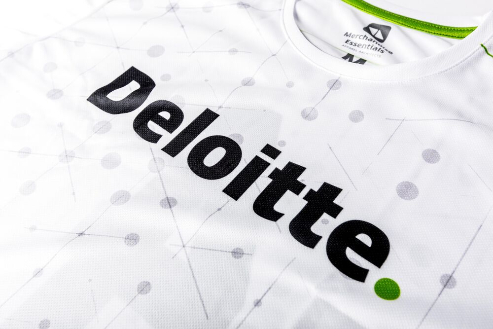 Détail d'un vêtement de sport technique de marque montrant un marquage appliqué léger, l'alternative à la broderie quand un vêtement de sport personnalisé a besoin d'un élément en relief