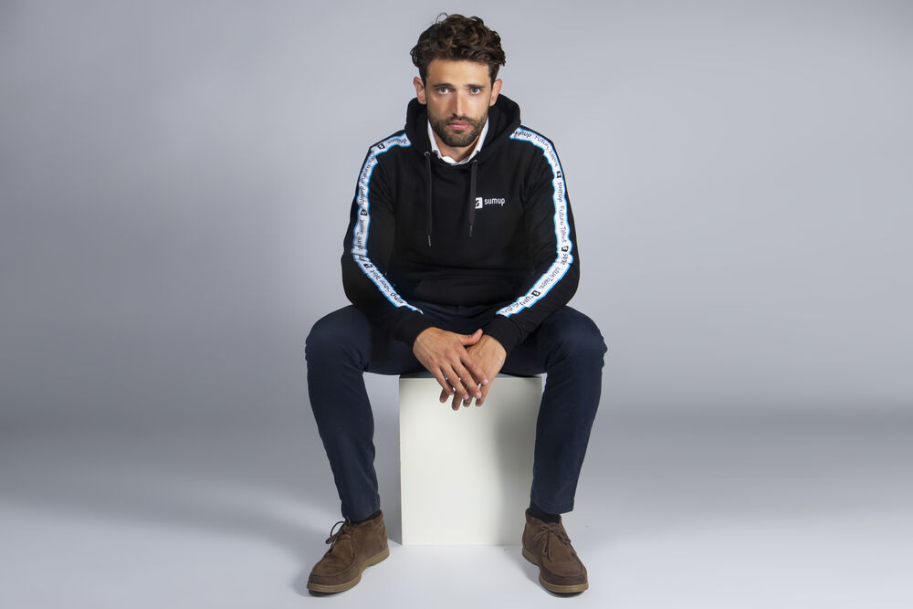 Vêtements de marque utilisés comme récompense d'ambassadeur, montrant le type de merch bien conçu qui fait d'un cadeau de parrainage une reconnaissance