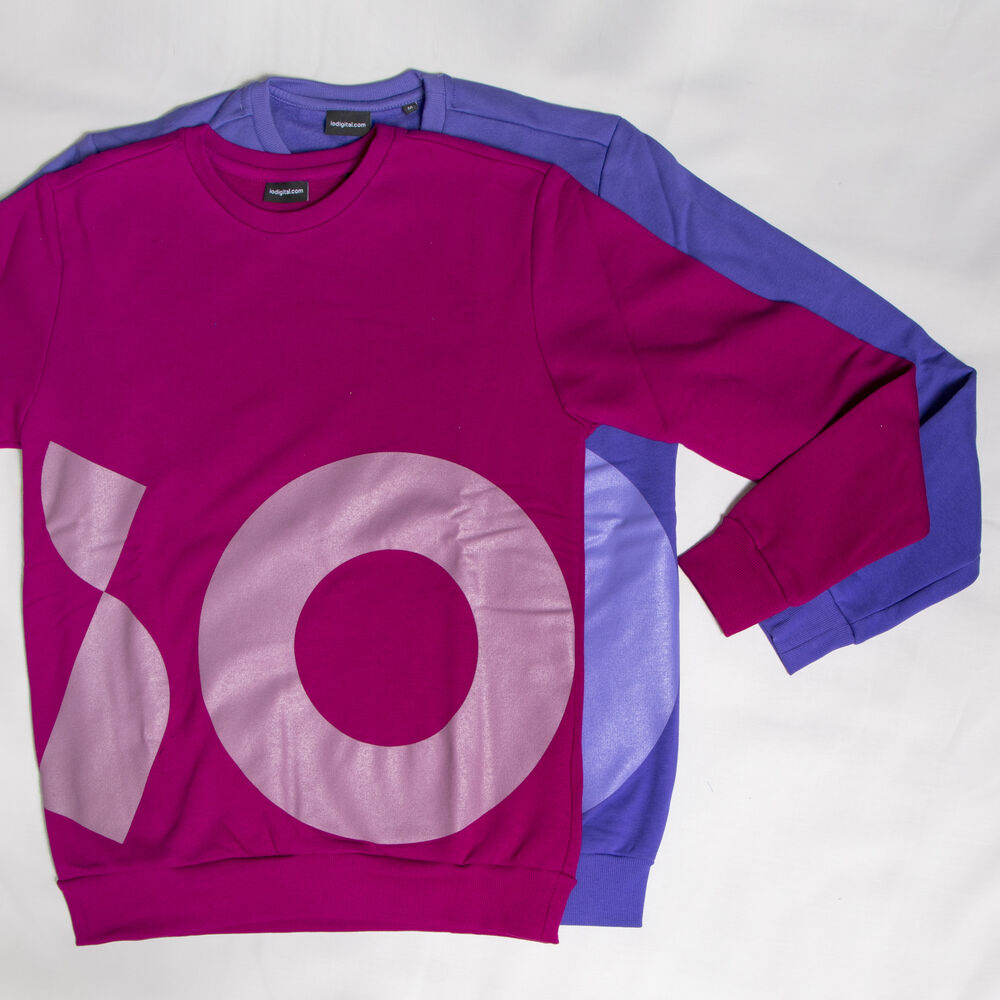 Elegir ropa corporativa con logo: una prenda personalizada de un armario de marca junto a opciones de catalogo
