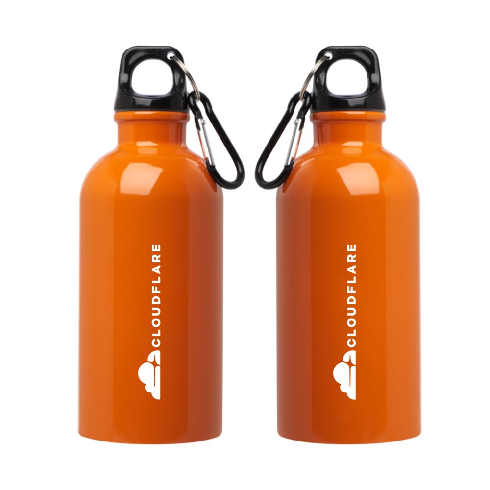 Een gebrande roestvrijstalen drinkfles met een karabijnhaak, gedecoreerd voor Cloudflare in oranje