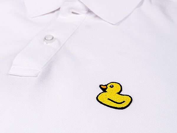 Een op een polo genaaide geweven patch, het soort decoratie dat een plastic flextransfer op getextureerde piqué-stof verslaat