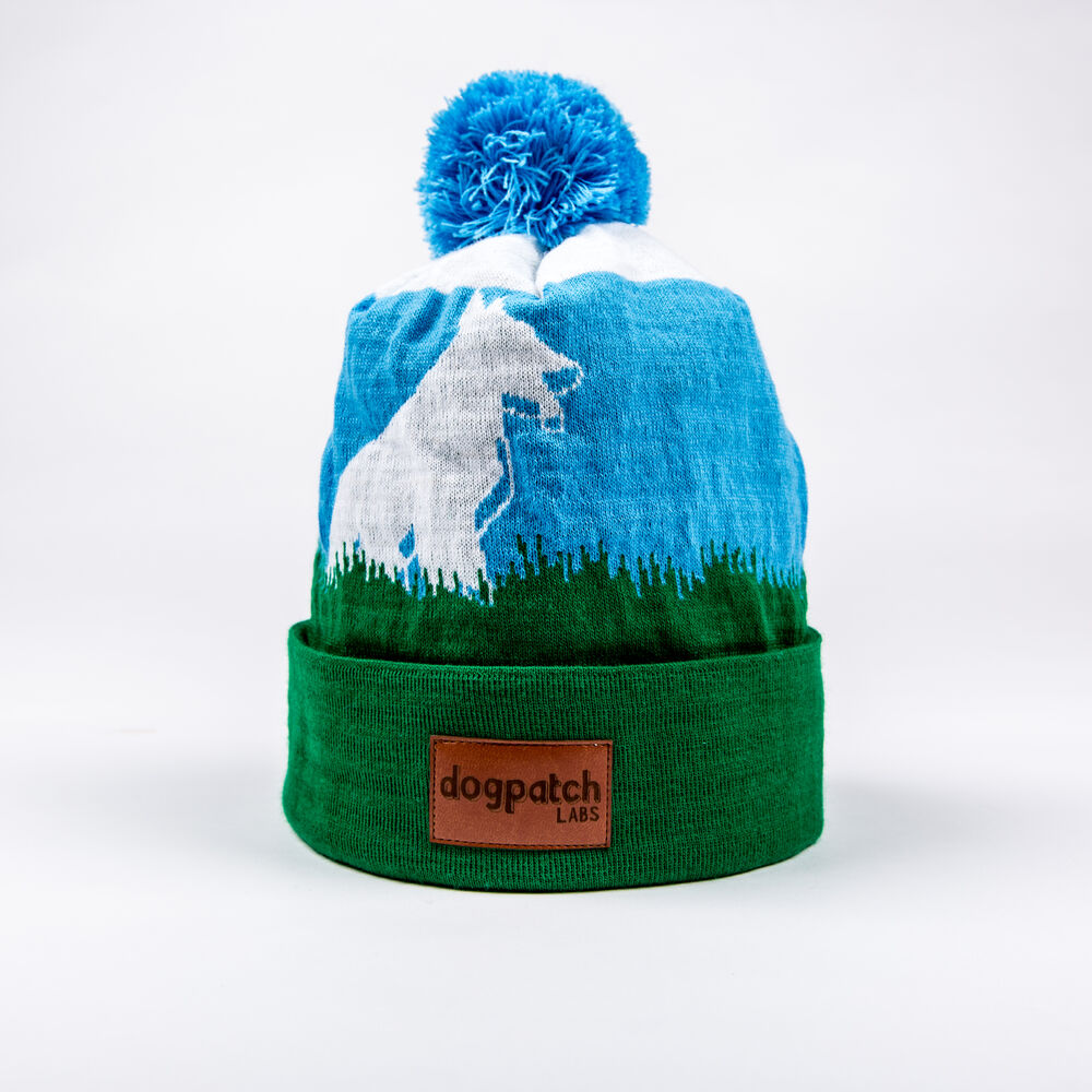 Een gebrande muts gepresenteerd als onderdeel van een premium wintercadeauset