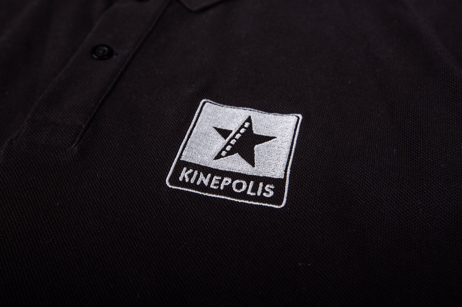 Een custom polo met Kinepolis-branding voor een salesteam