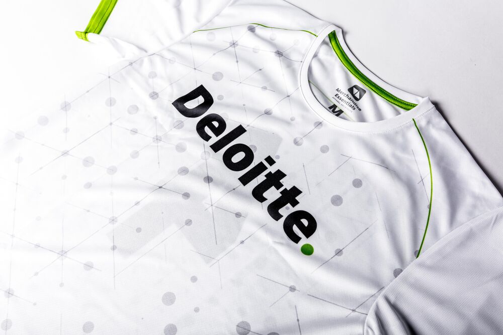 Een team dat deelneemt aan een sportactiviteit in gebrande kleding, het hart van een wellness-cadeauprogramma