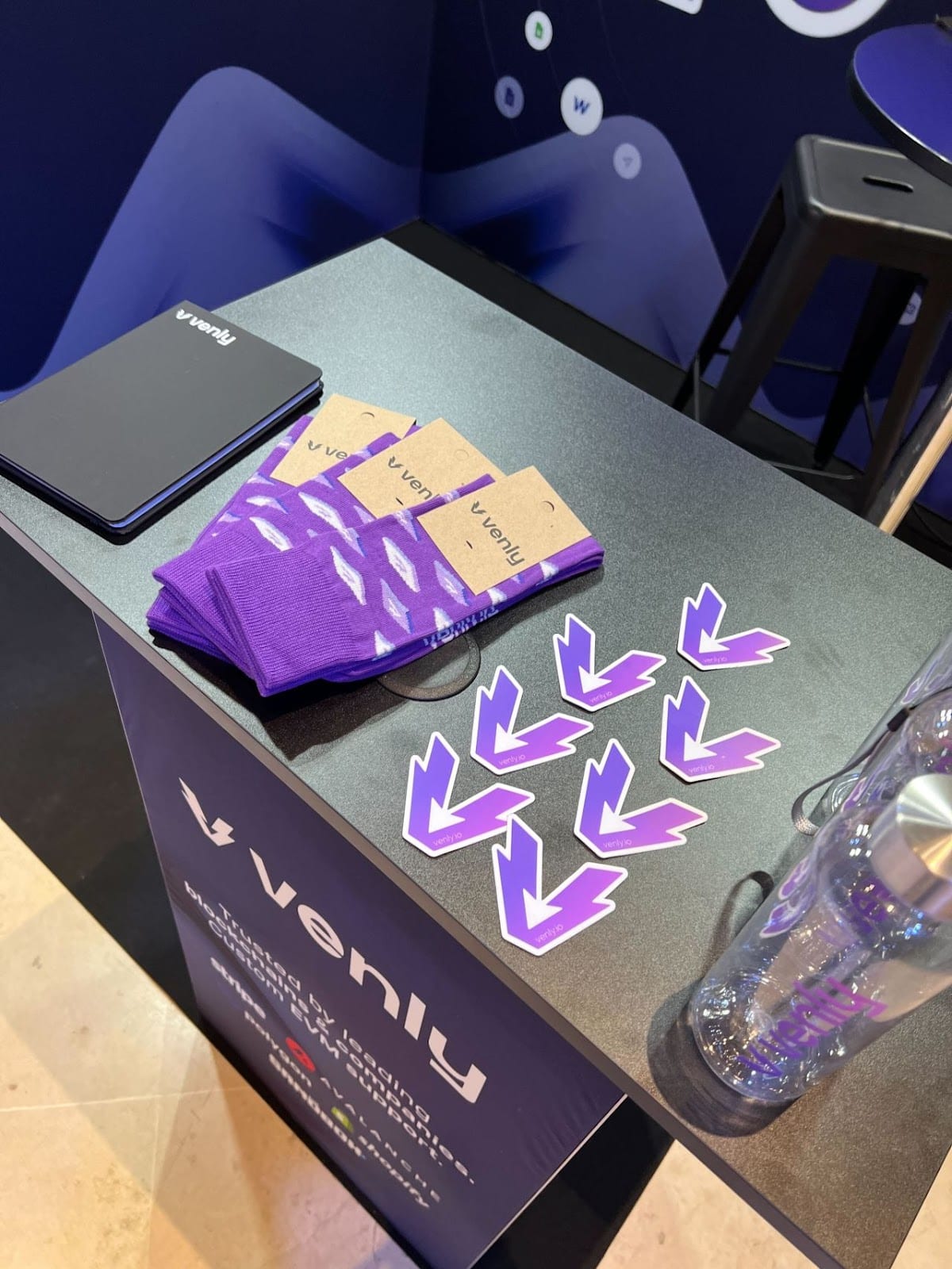 4. Venly: Preboarding- & Onboarding-Kampagne: Sorgen Sie dafür, dass sich neue Mitarbeitende willkommen fühlen, indem Sie Swag-Boxen noch vor dem ersten Arbeitstag nach Hause liefern lassen.