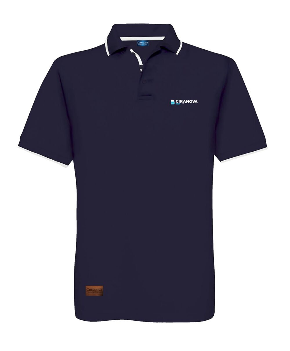 Een schone gebrande polo als basislaag van een gecoördineerd salesteam-outfit