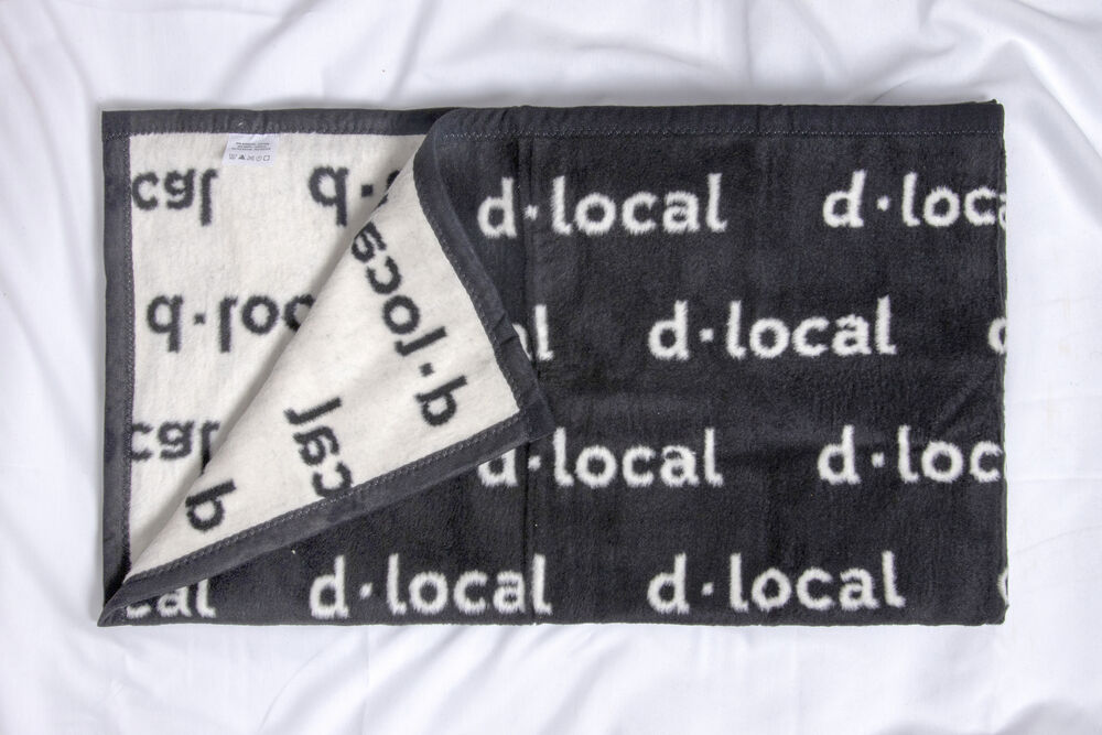 Detail van een custom dLocal-deken van Sunday met gematchte merkkleuren en een discreet label