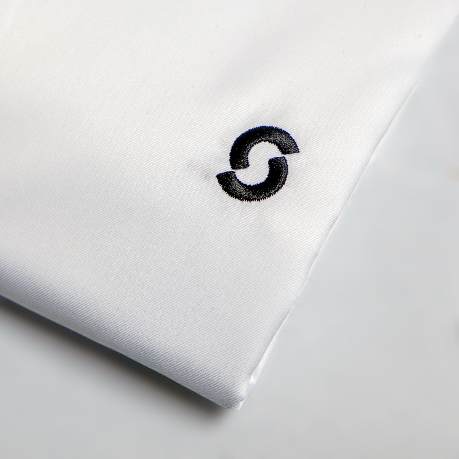 Ein Sunday-gebrandetes Businesshemd als Basisschicht eines Vertriebsteam-Outfits