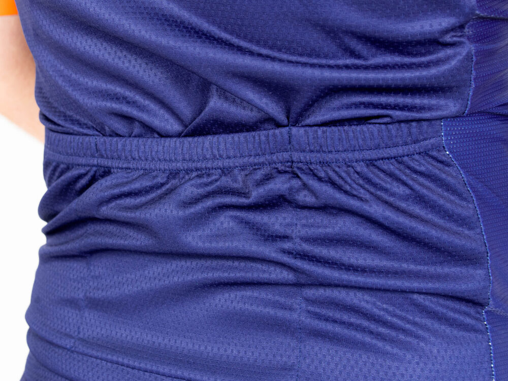 Ein gebrandetes individuelles Radtrikot aus einem Großmengen-Lauf, ein Beispiel für die Anpassung der Spezifikation an die Aktivität bei der Budgetierung