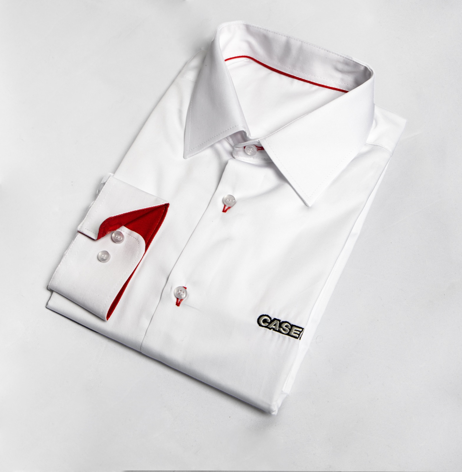 Una camisa de vestir con marca Case como uniforme funcional para un equipo de servicio