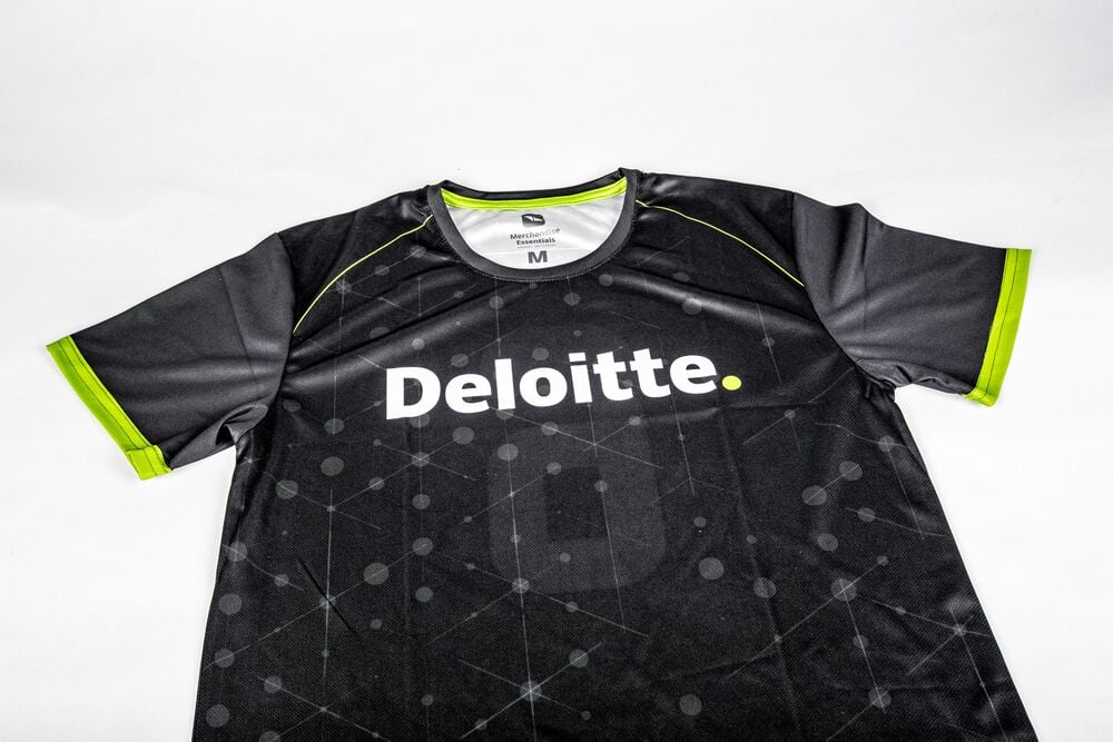 Gebrande sportkleding gedragen door een bedrijfsteam, het soort merch dat de deelname aan evenementen stimuleert