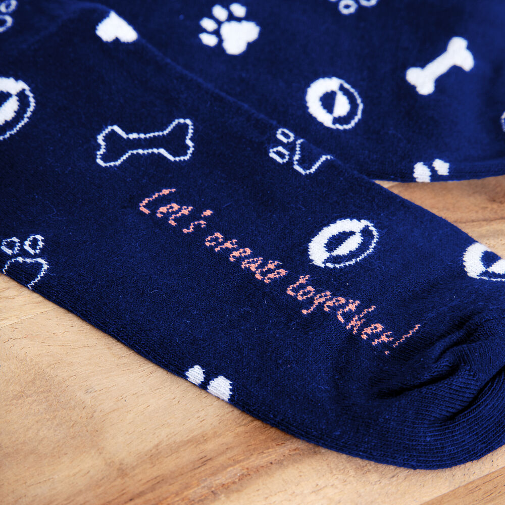 Marineblaue Markensocken mit einem Jacquard-Pfoten-und-Knochen-Muster und einem eingewebten Slogan, produziert als lokales Kundengeschenk für die Partner eines Herstellers