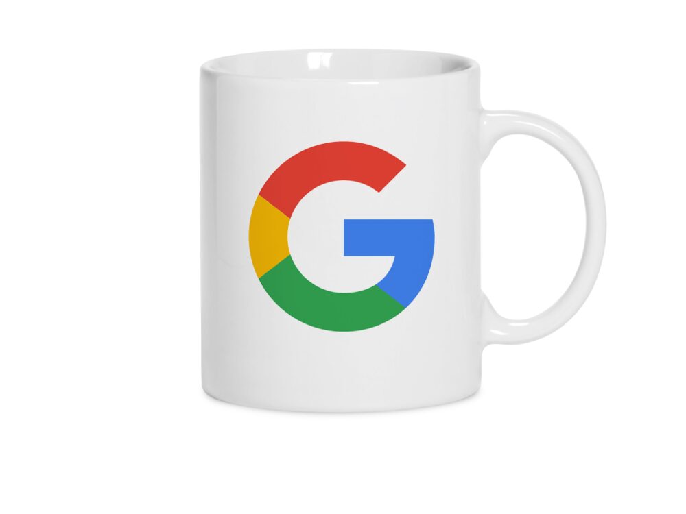Een gebrande mok met Google-logo, een voorbeeld van een strakke eenkleurige mokbestelling in bulk