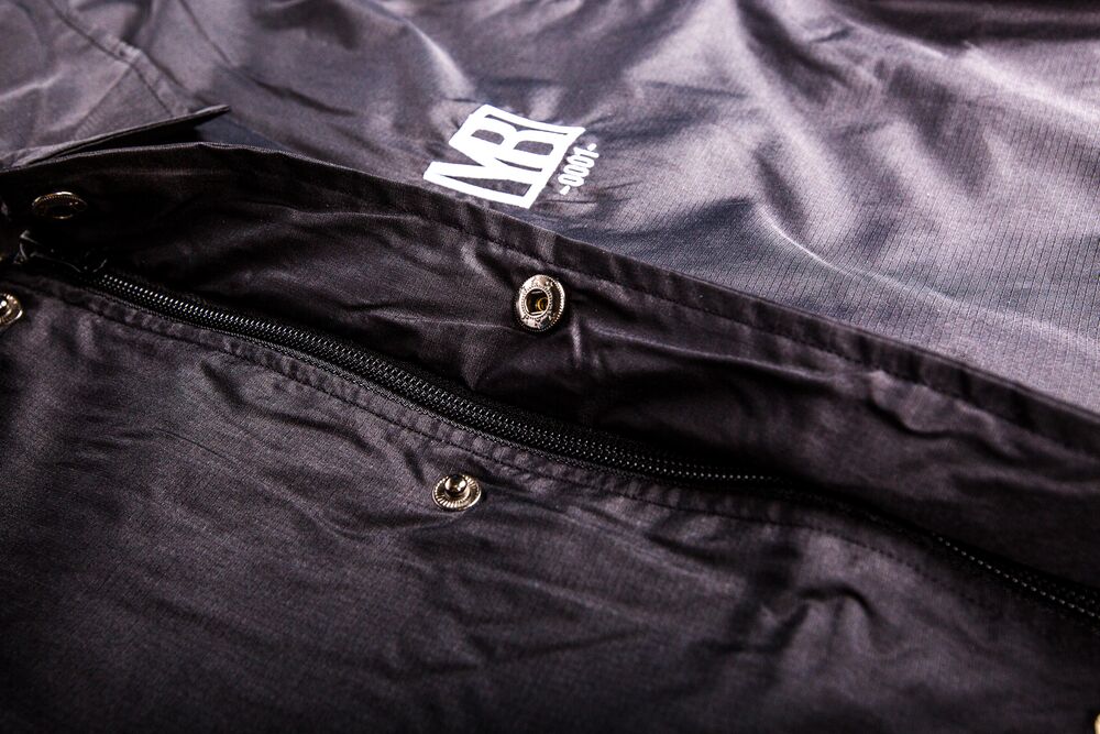Een gebrande jaslaag met een geborduurd logo, onderdeel van een complete buitendienst-garderobe